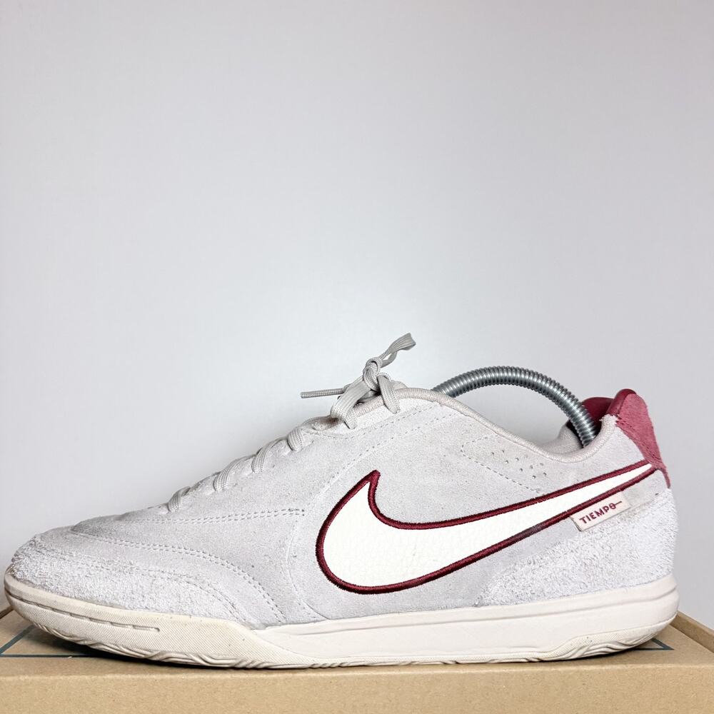 Nike Tiempo Mens Size 10 White Maroon Indoor Turf Soccer Shoes Cleats Sneakers